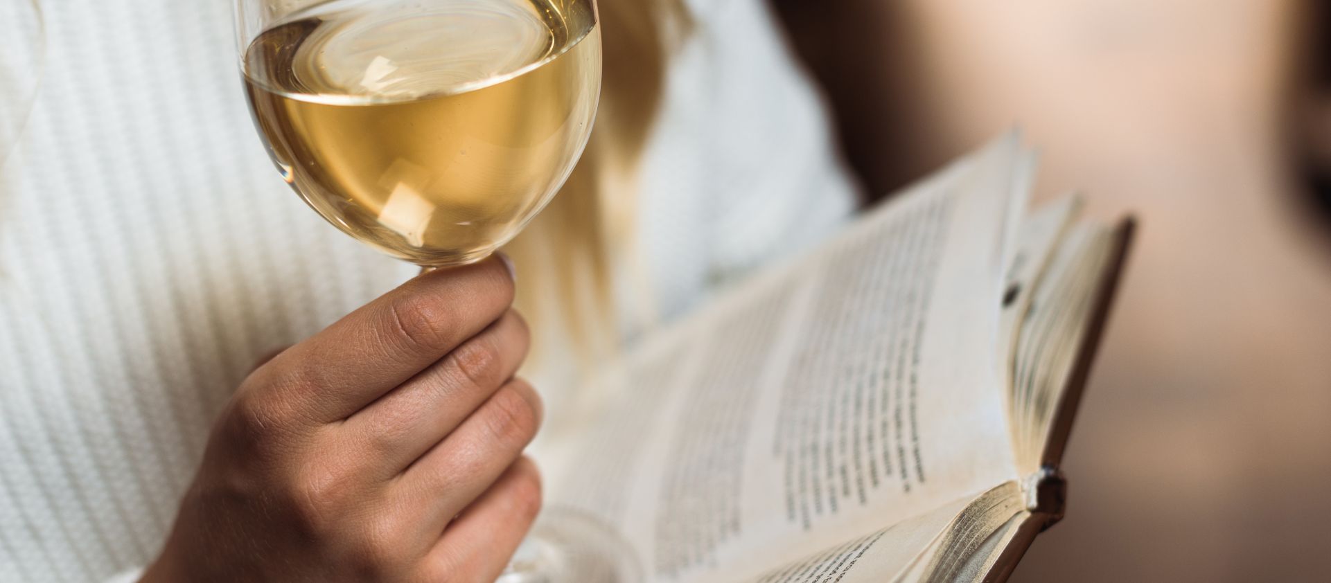 10 lectures recomanades per celebrar la tradició i passió del vi a Sant Jordi 2024