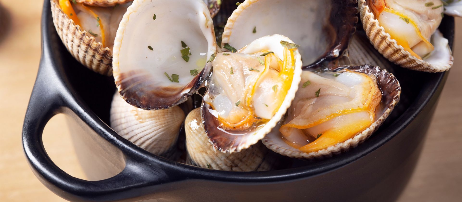 Cloïsses a la marinera amb vi blanc: recepta, trucs i maridatge amb vins de Petit Celler